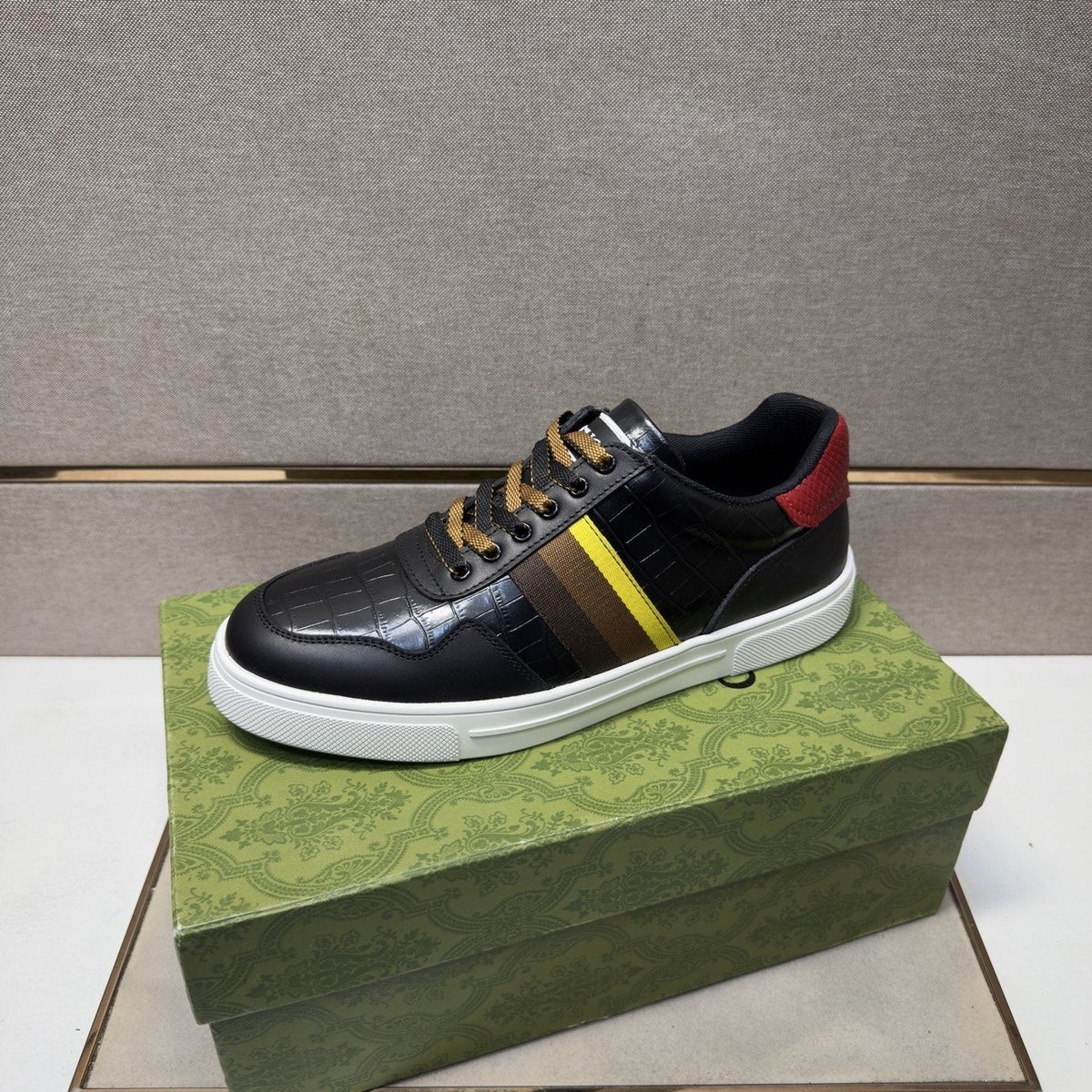 Gucci Men's Black Stripe Low-Top Sneakers